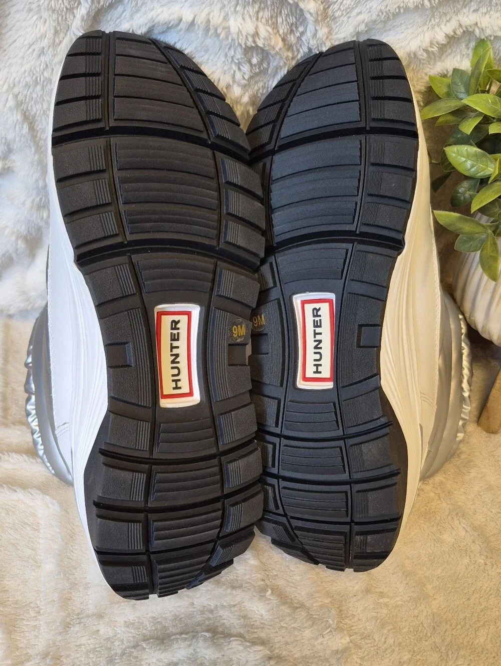 NEW Hunter Anne Waterproof Snow Boots White/Silver Pull On Quilted Women's Sz 9